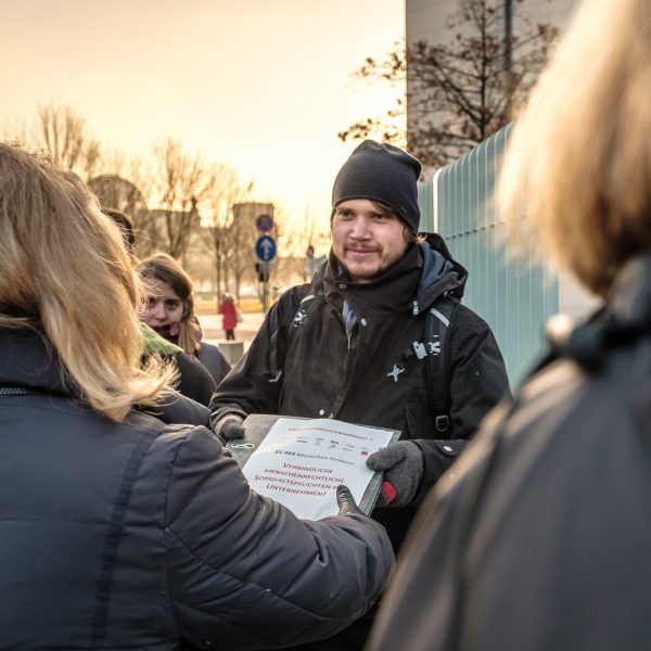 Übergabe der 30.000 Unterschriften
++ am 21.12.2016 in Berlin (Berlin).