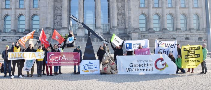 220118-aktion-menschenrechte-schtzen-konzernklagen-stoppen_39872847503_o-704×300