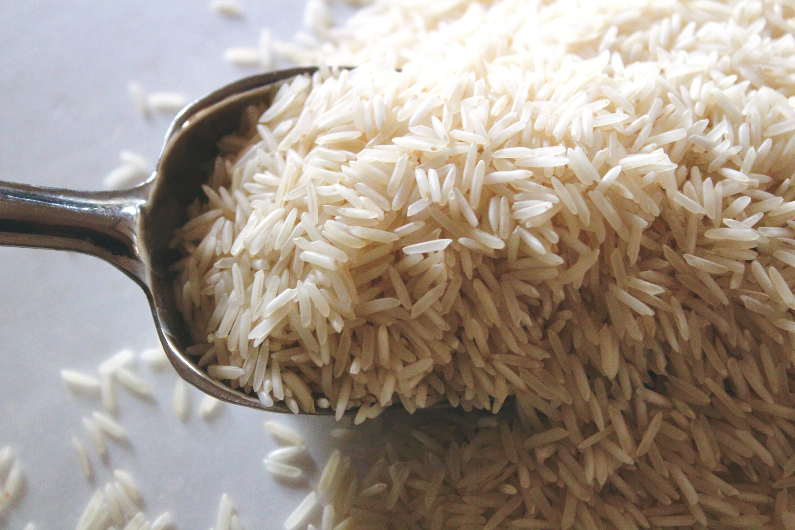 Reis auf einem Löffel